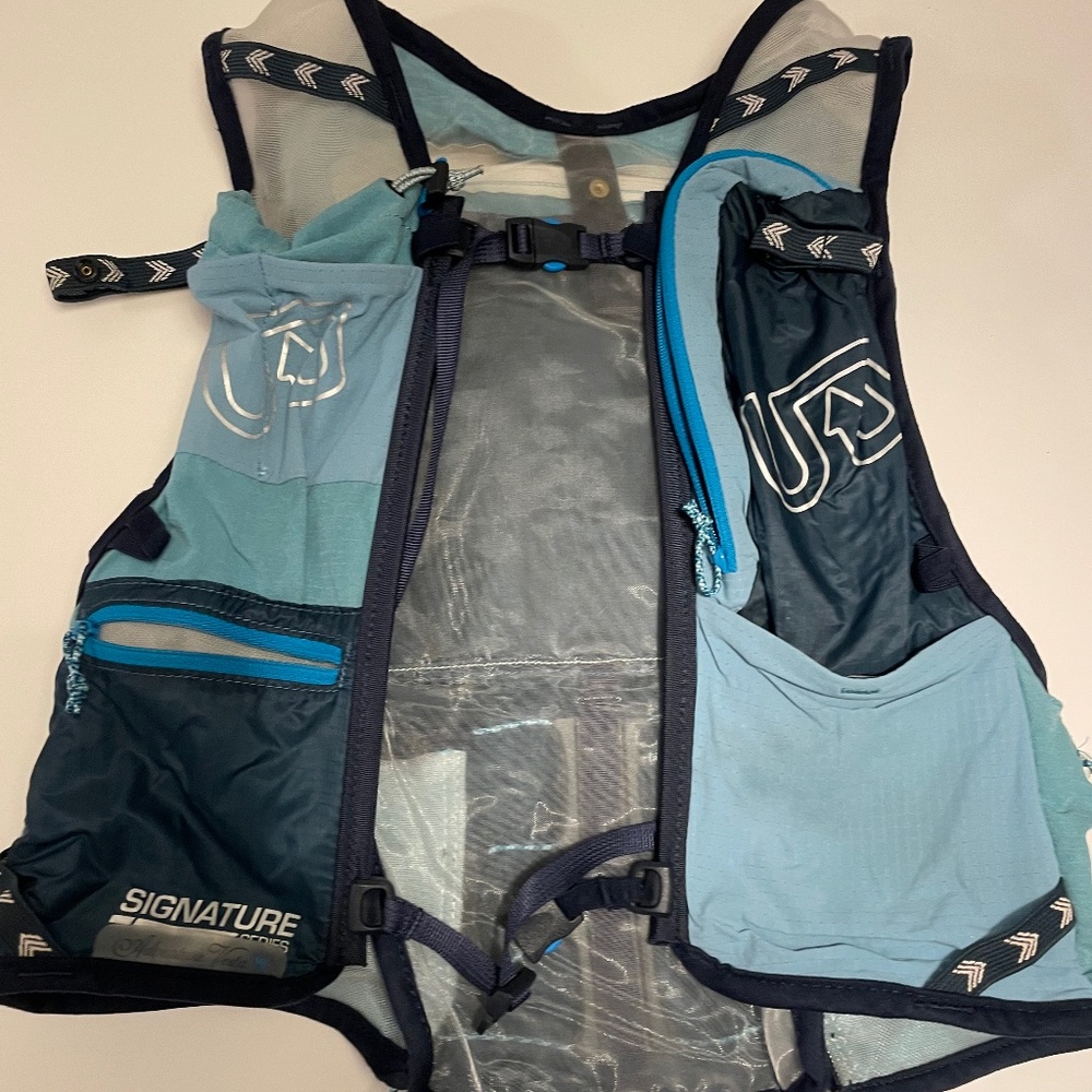Ultimate Direction M/L Women’s trail running vest